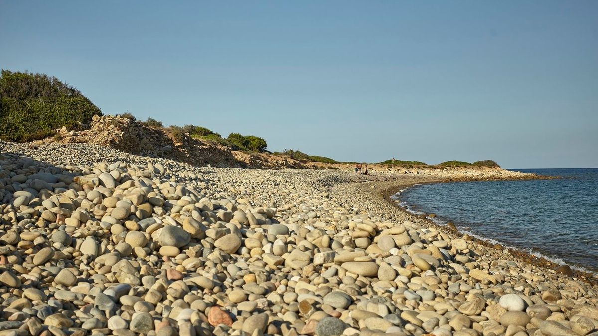 Na Sardinii zadrželi turistu, který chtěl odvézt 41 kg oblázků